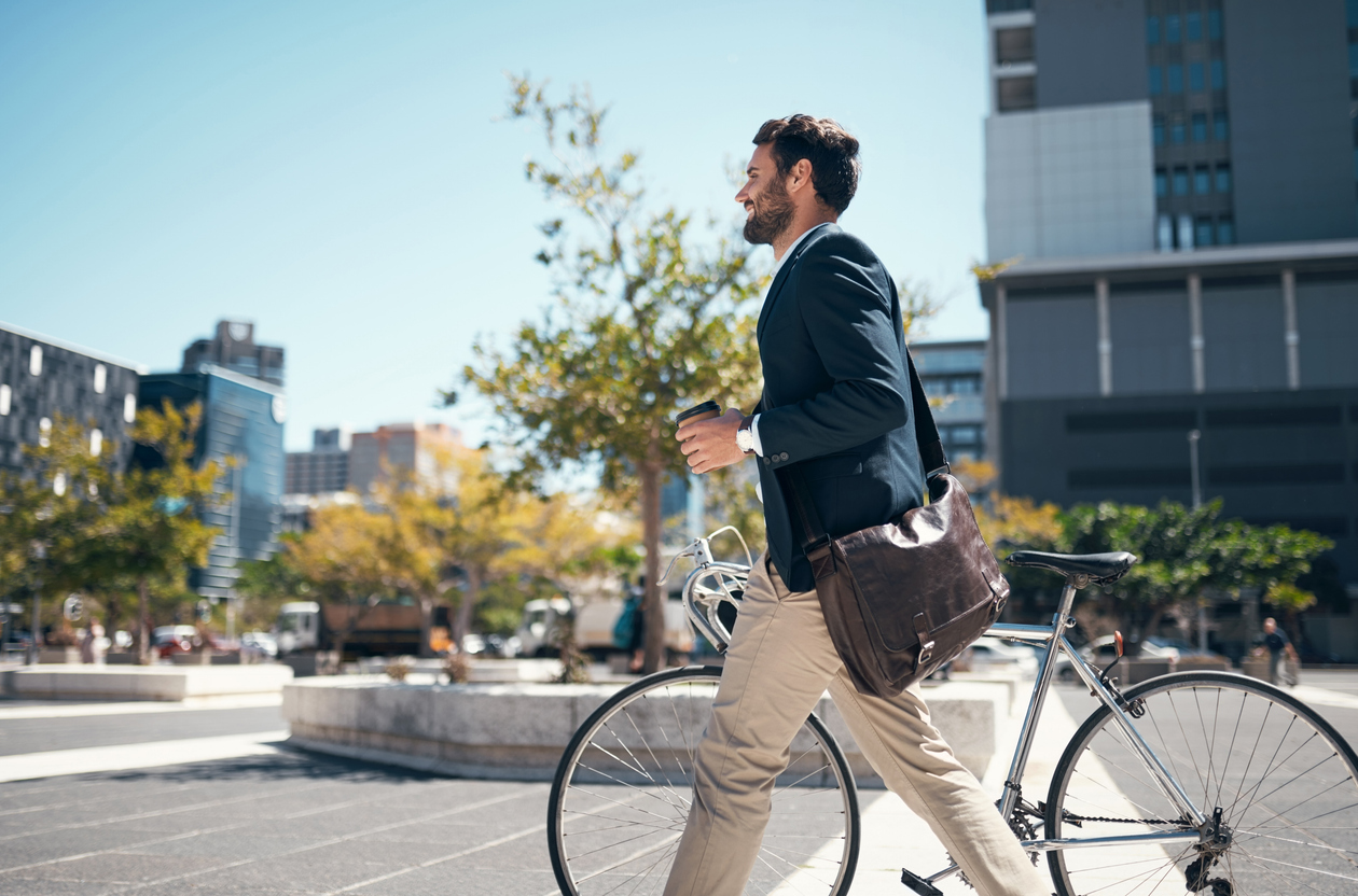 un indépendant avec son vélo en leasing